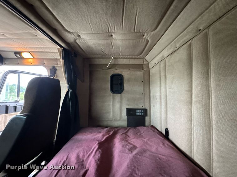 image for item DY0438 1995 Freightliner FLD120 semi truck