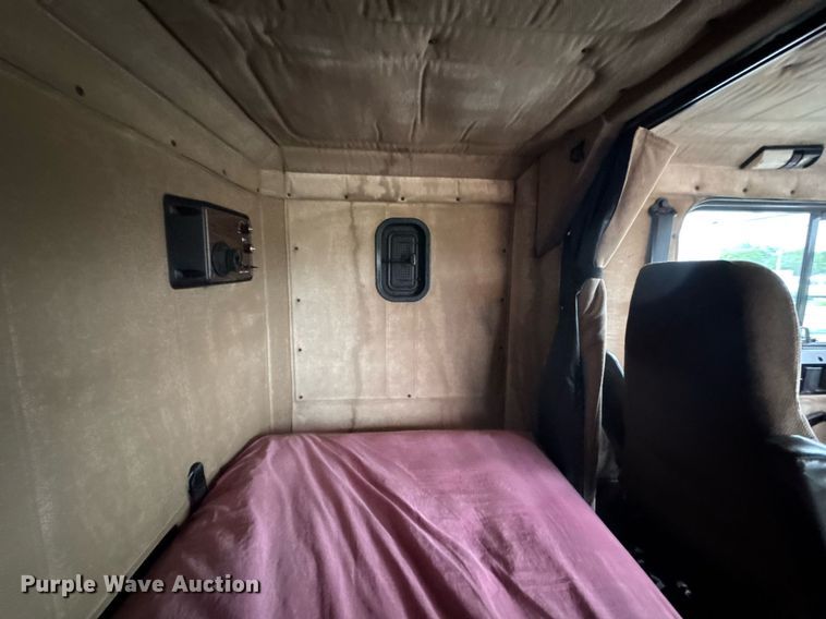 image for item DY0438 1995 Freightliner FLD120 semi truck