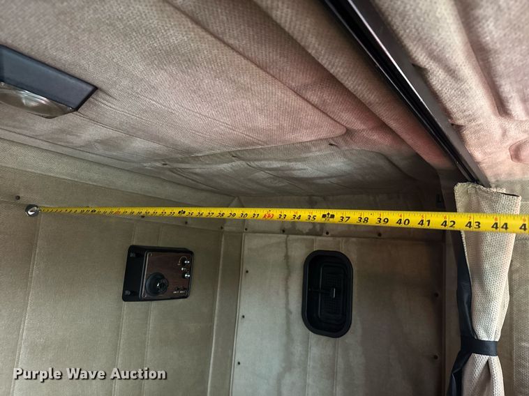 image for item DY0438 1995 Freightliner FLD120 semi truck