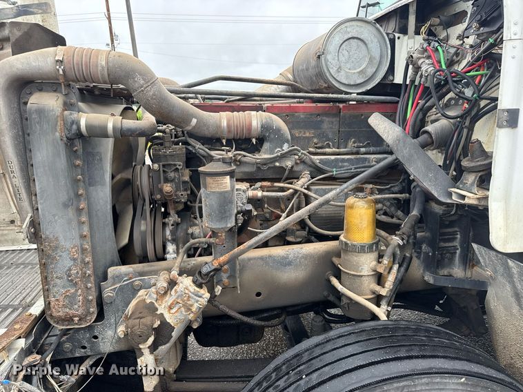 image for item DY0438 1995 Freightliner FLD120 semi truck