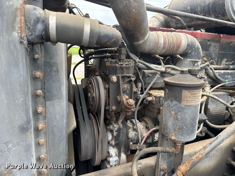 image for item DY0438 1995 Freightliner FLD120 semi truck