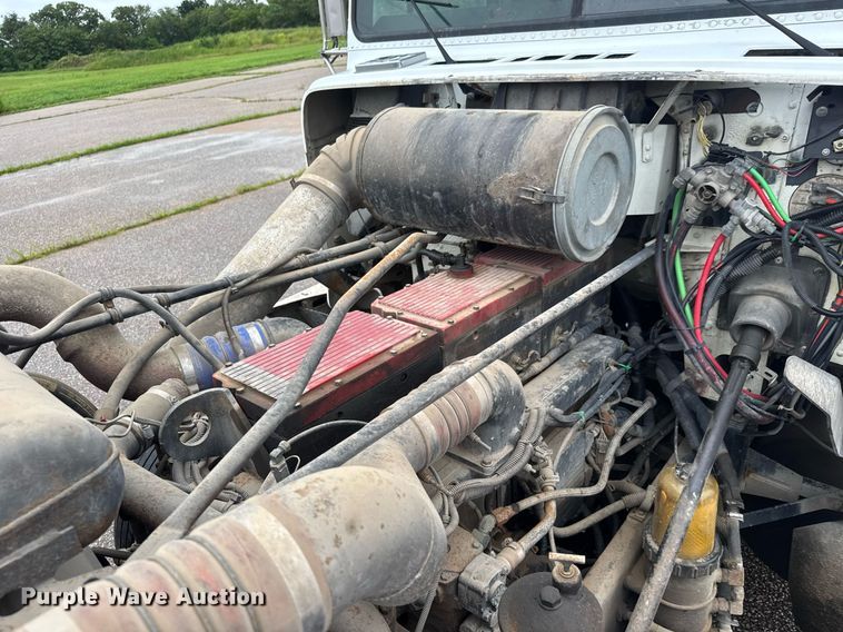 image for item DY0438 1995 Freightliner FLD120 semi truck