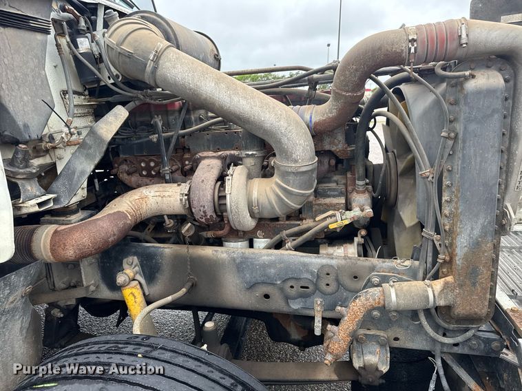 image for item DY0438 1995 Freightliner FLD120 semi truck