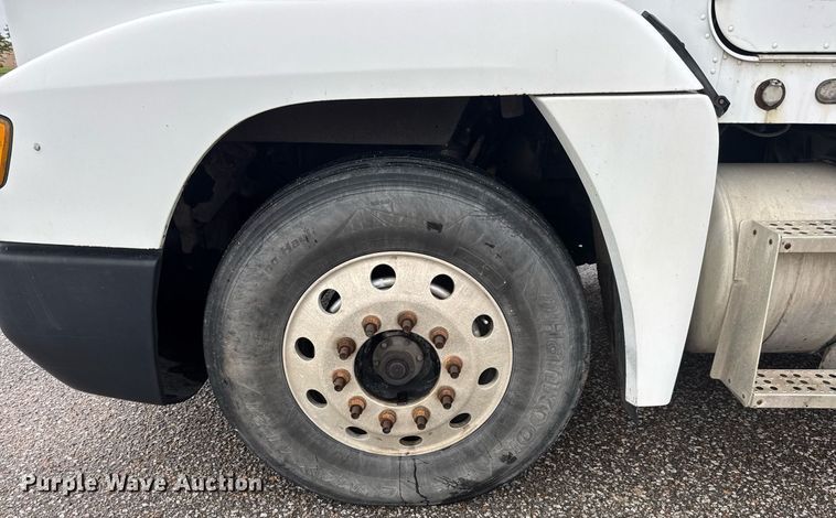 image for item DY0438 1995 Freightliner FLD120 semi truck