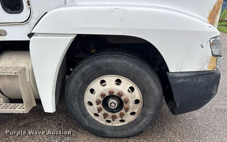 image for item DY0438 1995 Freightliner FLD120 semi truck