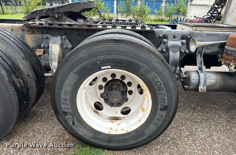 image for item DY0438 1995 Freightliner FLD120 semi truck