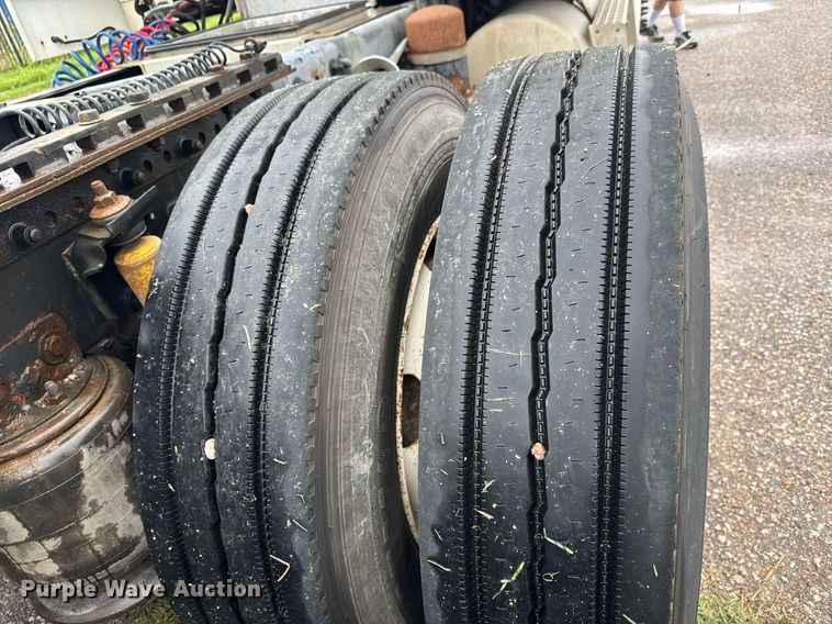 image for item DY0438 1995 Freightliner FLD120 semi truck