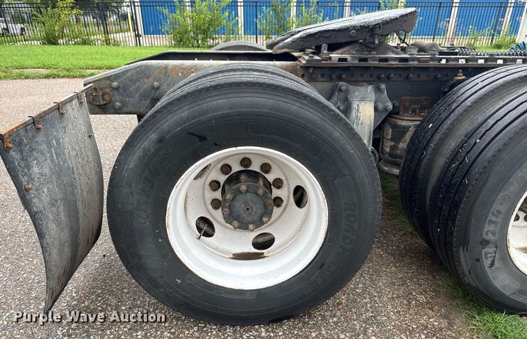 image for item DY0438 1995 Freightliner FLD120 semi truck