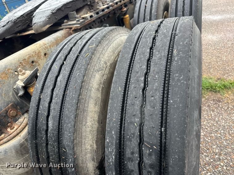 image for item DY0438 1995 Freightliner FLD120 semi truck