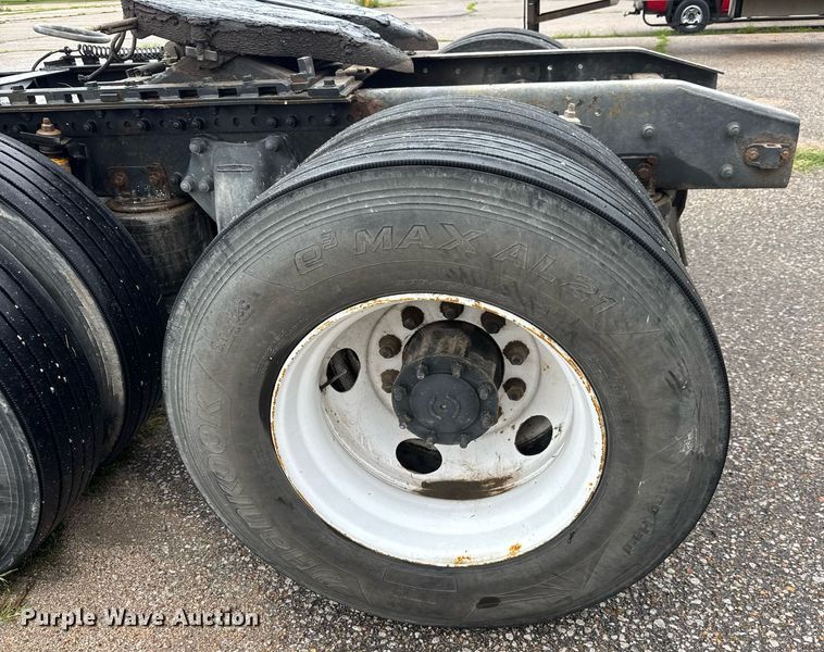 image for item DY0438 1995 Freightliner FLD120 semi truck