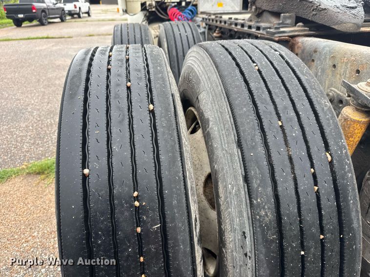 image for item DY0438 1995 Freightliner FLD120 semi truck