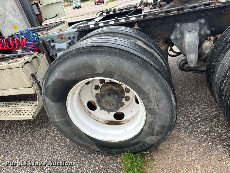 image for item DY0438 1995 Freightliner FLD120 semi truck