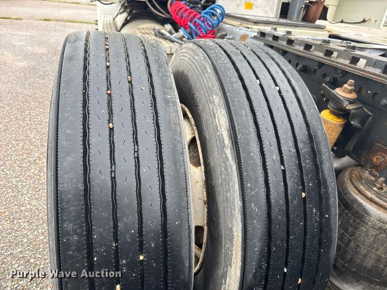 image for item DY0438 1995 Freightliner FLD120 semi truck