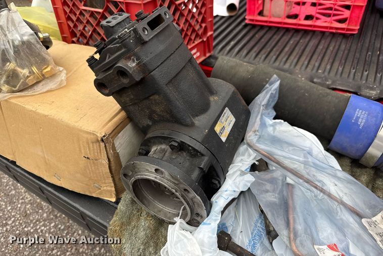 image for item DY0438 1995 Freightliner FLD120 semi truck