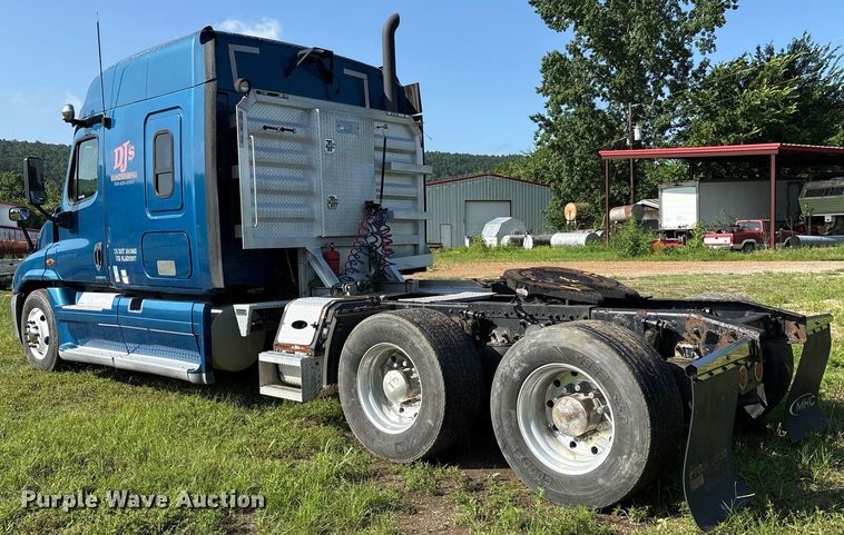 image for item DY0754 2009 Freightliner Cascadia semi truck