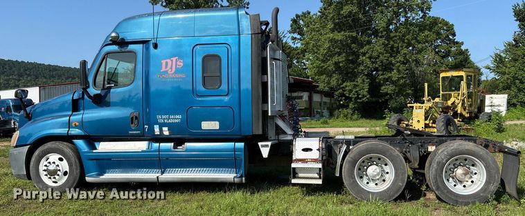 image for item DY0754 2009 Freightliner Cascadia semi truck
