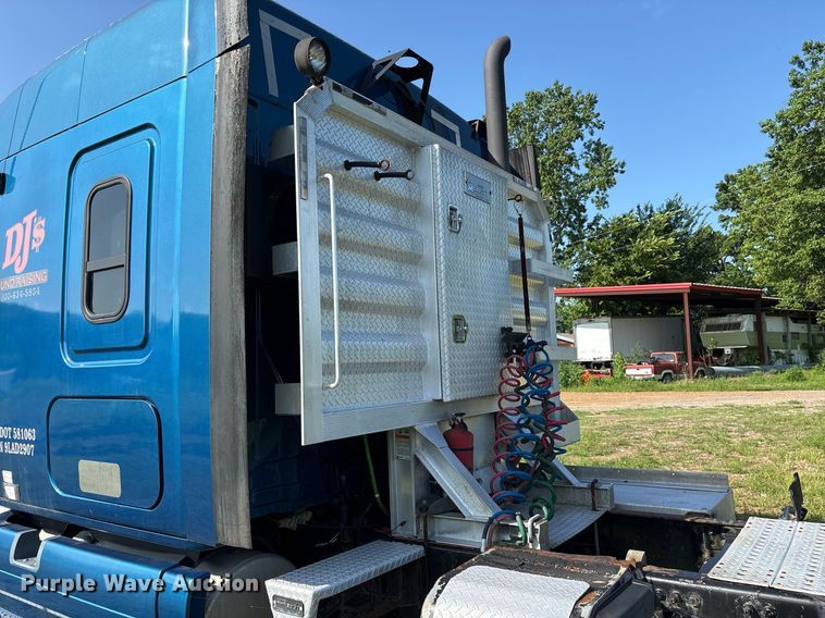 image for item DY0754 2009 Freightliner Cascadia semi truck