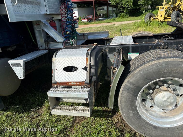 image for item DY0754 2009 Freightliner Cascadia semi truck