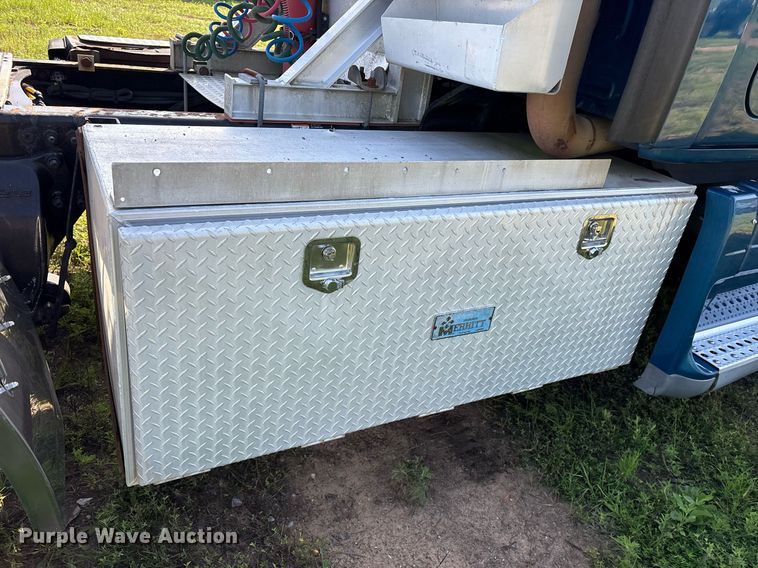 image for item DY0754 2009 Freightliner Cascadia semi truck