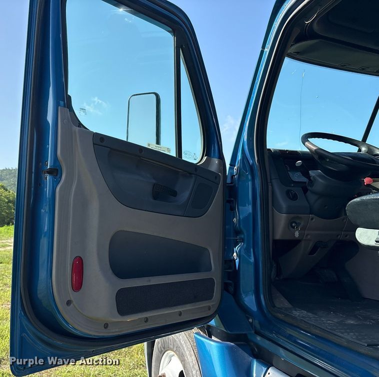 image for item DY0754 2009 Freightliner Cascadia semi truck