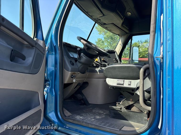 image for item DY0754 2009 Freightliner Cascadia semi truck