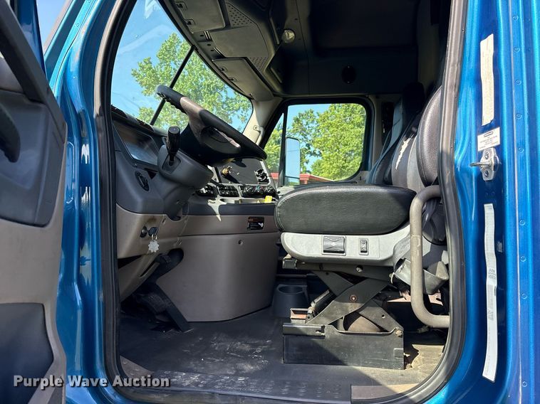 image for item DY0754 2009 Freightliner Cascadia semi truck