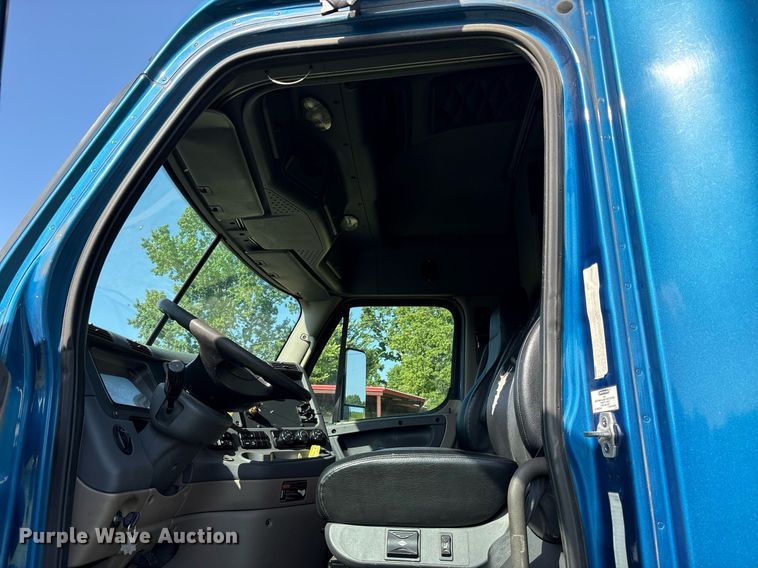 image for item DY0754 2009 Freightliner Cascadia semi truck