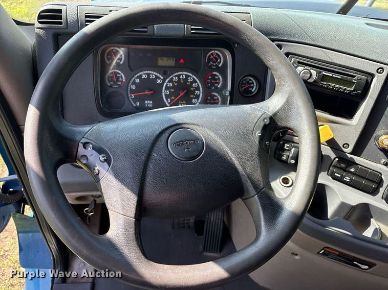 image for item DY0754 2009 Freightliner Cascadia semi truck