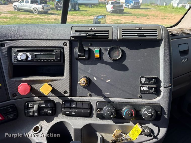 image for item DY0754 2009 Freightliner Cascadia semi truck