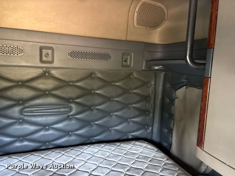 image for item DY0754 2009 Freightliner Cascadia semi truck