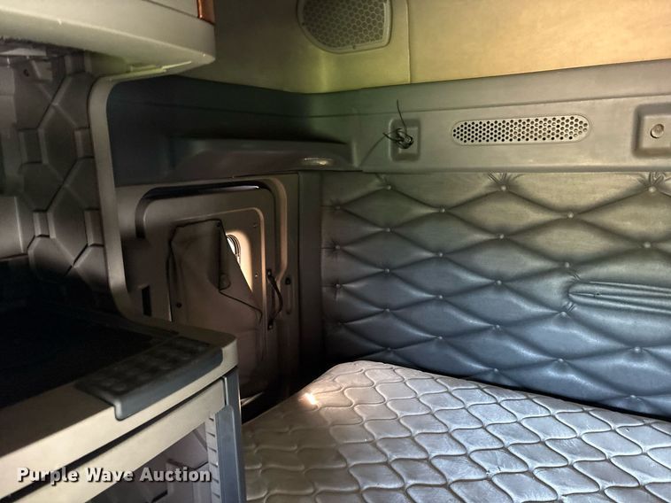 image for item DY0754 2009 Freightliner Cascadia semi truck