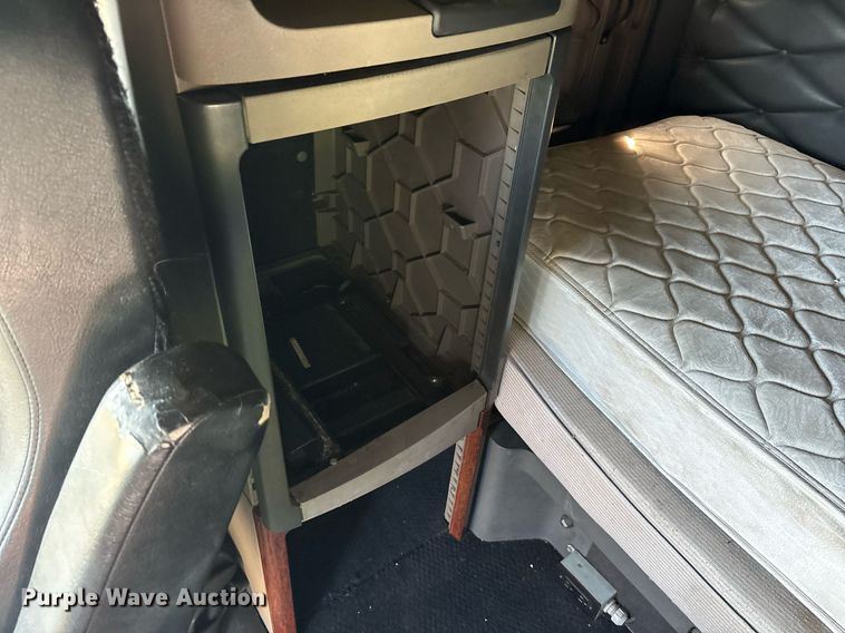 image for item DY0754 2009 Freightliner Cascadia semi truck