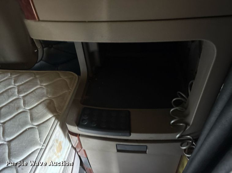 image for item DY0754 2009 Freightliner Cascadia semi truck