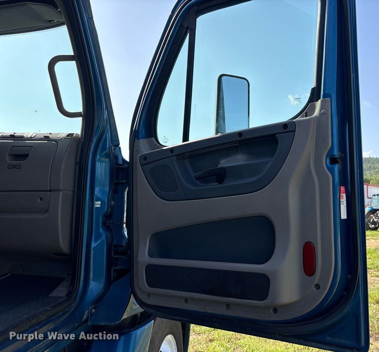 image for item DY0754 2009 Freightliner Cascadia semi truck