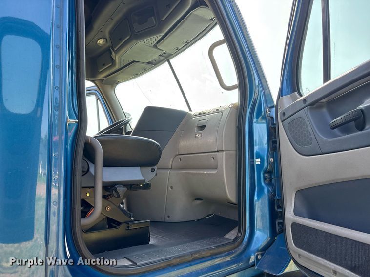 image for item DY0754 2009 Freightliner Cascadia semi truck