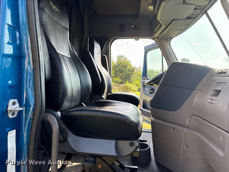 image for item DY0754 2009 Freightliner Cascadia semi truck