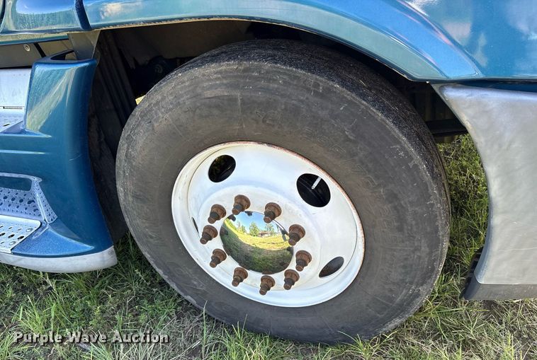 image for item DY0754 2009 Freightliner Cascadia semi truck