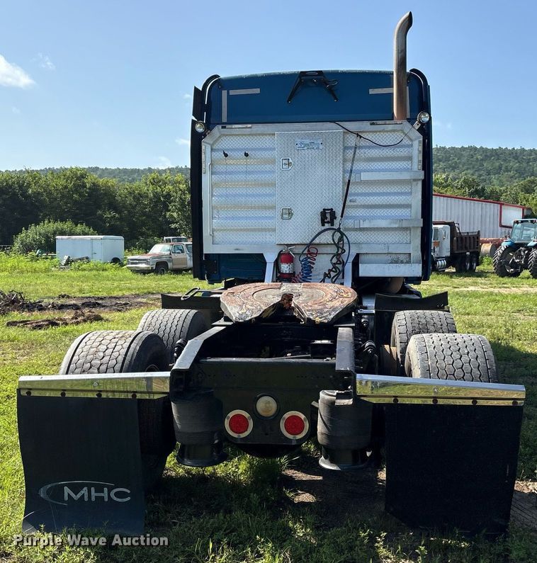 image for item DY0755 2009 Freightliner Cascadia semi truck