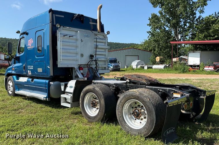 image for item DY0755 2009 Freightliner Cascadia semi truck