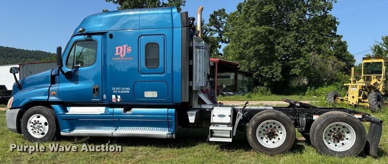 image for item DY0755 2009 Freightliner Cascadia semi truck