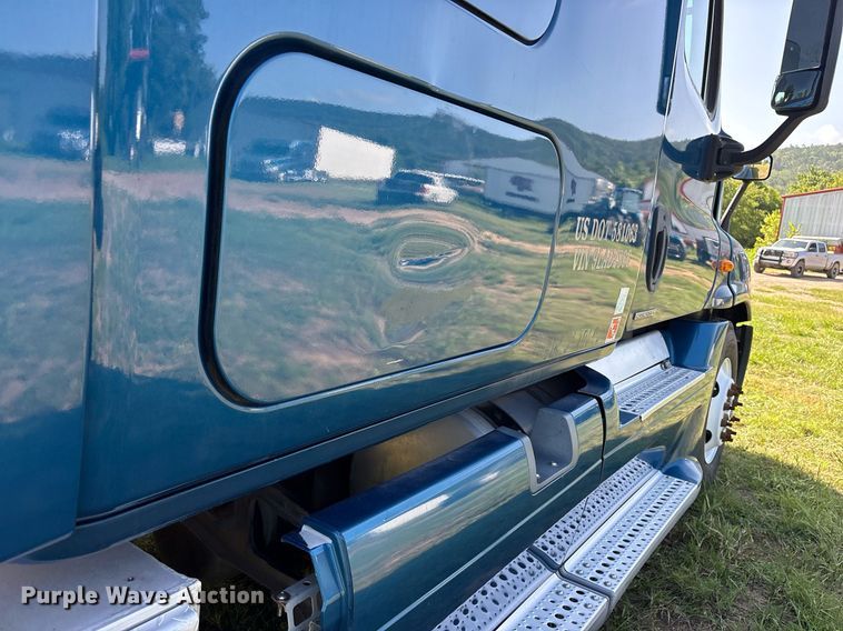 image for item DY0755 2009 Freightliner Cascadia semi truck