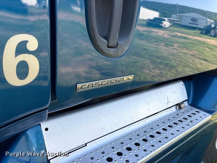 image for item DY0755 2009 Freightliner Cascadia semi truck