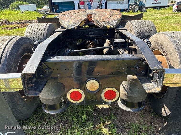 image for item DY0755 2009 Freightliner Cascadia semi truck