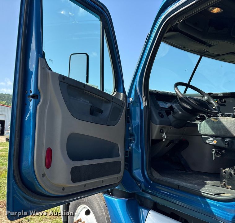 image for item DY0755 2009 Freightliner Cascadia semi truck