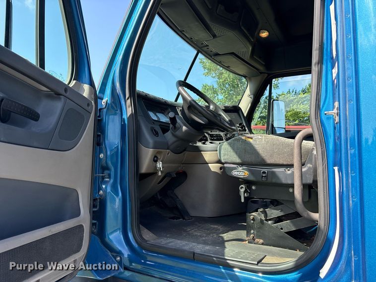 image for item DY0755 2009 Freightliner Cascadia semi truck