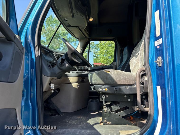 image for item DY0755 2009 Freightliner Cascadia semi truck