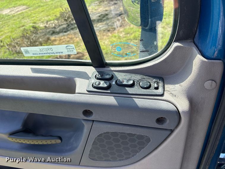 image for item DY0755 2009 Freightliner Cascadia semi truck