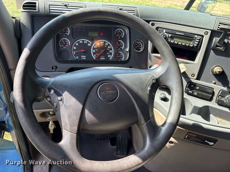 image for item DY0755 2009 Freightliner Cascadia semi truck