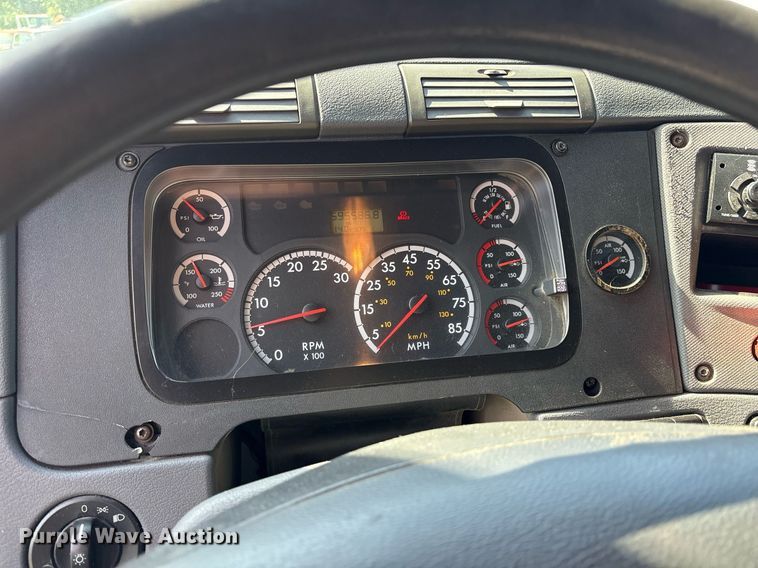 image for item DY0755 2009 Freightliner Cascadia semi truck