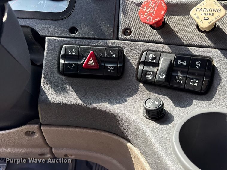 image for item DY0755 2009 Freightliner Cascadia semi truck